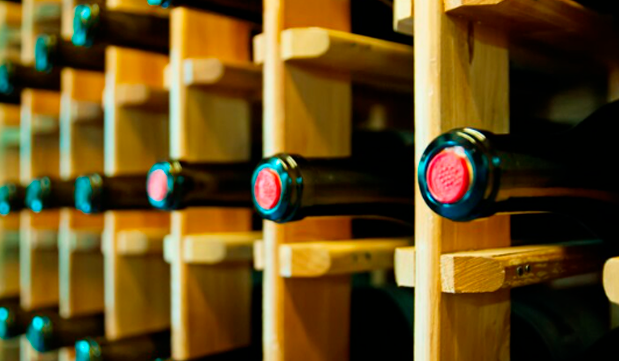 Rack para vinhos: vinhos na posição horizontal